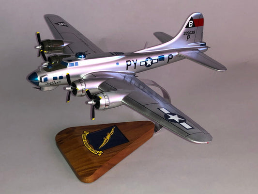 B-17 Flying Fortress / Lucky Strike Airplane Model
