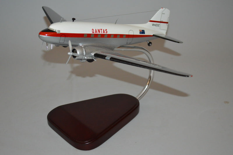DC-3 / Qantas Airplane Model